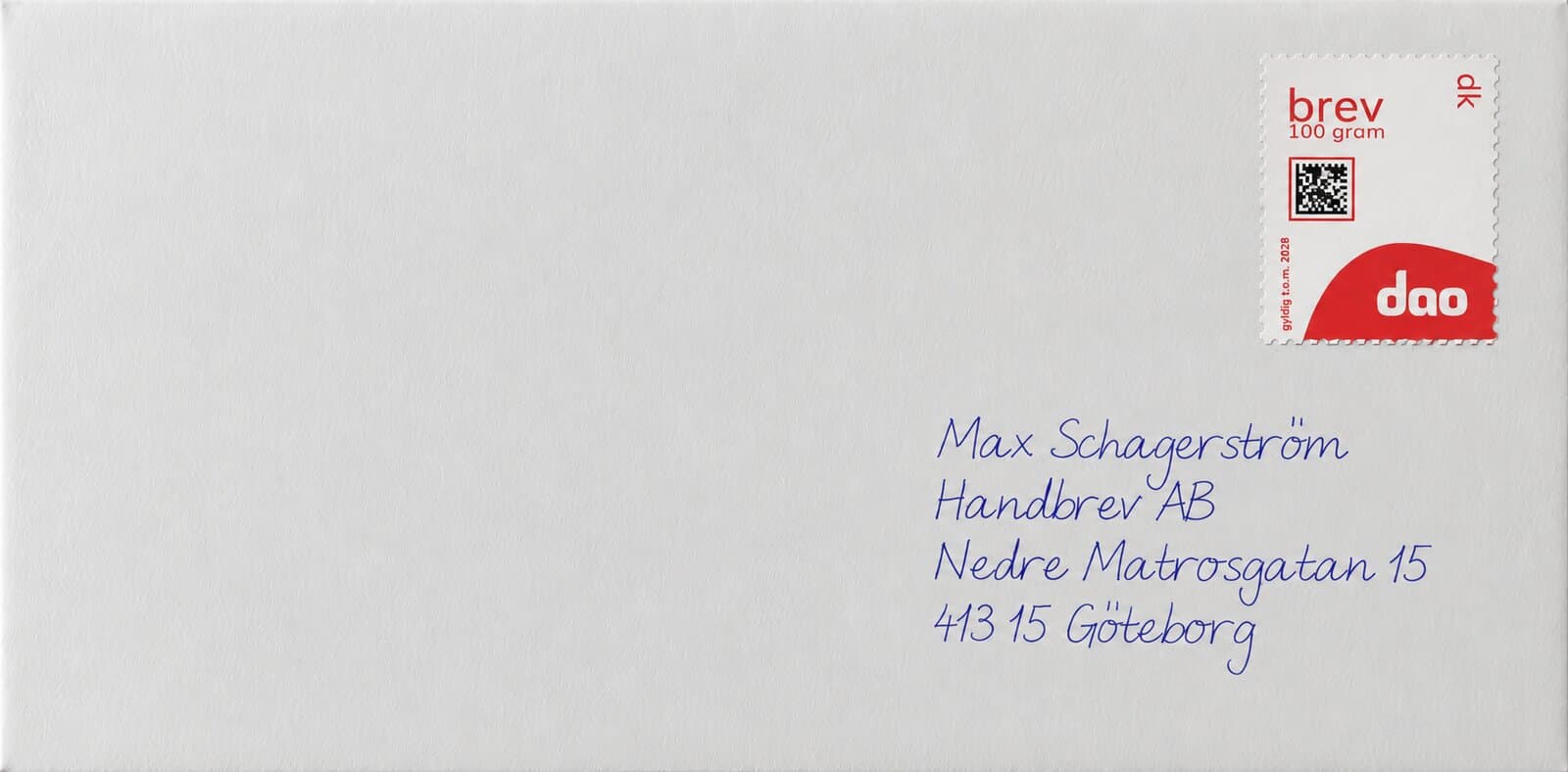 En frankeret kuvert med håndskrevet adresse